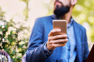 Smartphone kullanarak şık sakallı erkek