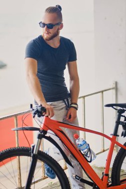 Sportif sakallı adam Bisiklet 