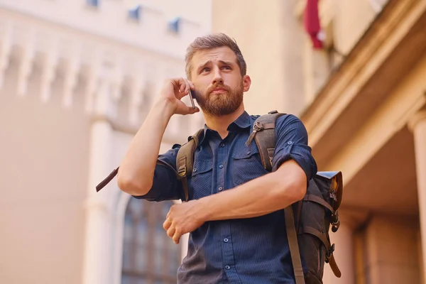 Resenär med ryggsäck tala via telefon — Stockfoto