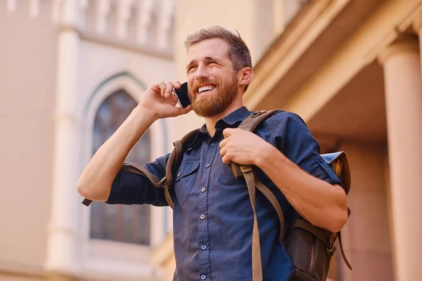 Resenär med ryggsäck tala via telefon — Stockfoto