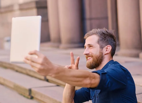 Man making selfie on a tablet PC — Stock Photo, Image