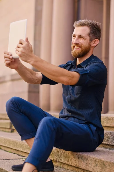 Homem fazendo selfie em um tablet PC — Fotografia de Stock