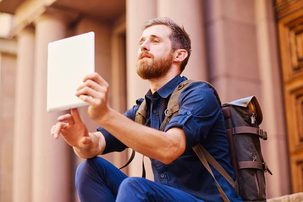 Casual man använder en TabletPC — Stockfoto