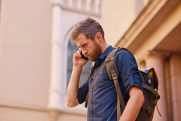 Skäggig man med smartphone — Stockfoto