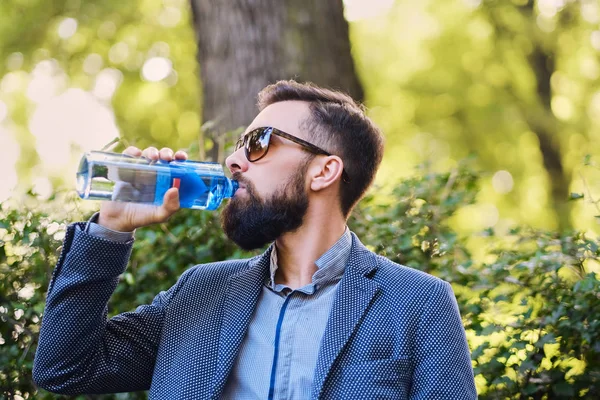 Sakallı hippi erkek suyu içer