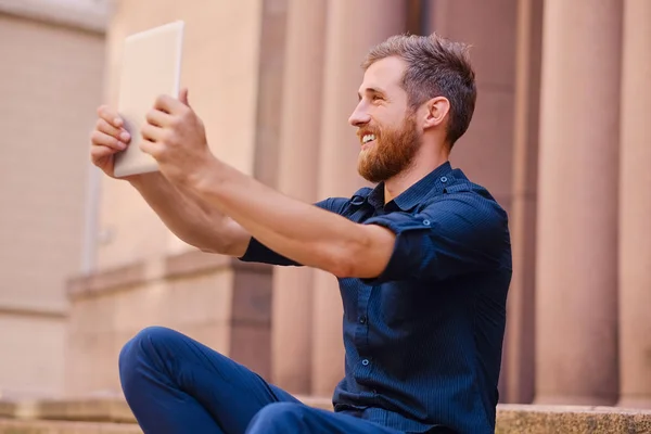 Man making selfie on a tablet PC — Stock Photo, Image