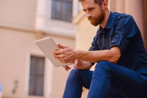 Bearded male using a tablet — Stock Photo, Image