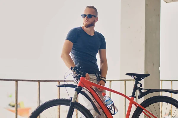 Deportiva barbuda hombre bicicleta — Foto de Stock