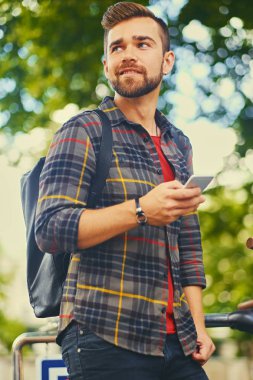 Sakallı erkek Smartphone kullanarak 