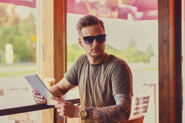 Tablet Pc kullanma güneş gözlüklü adam