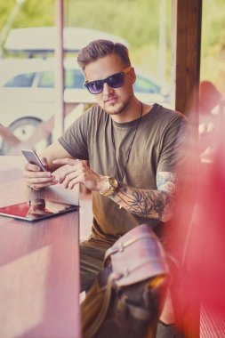 Şık erkek Smartphone kapalı kullanma