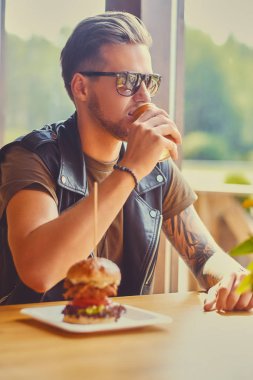 Man bir vejetaryen burger yemek