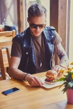 Adam bir vejetaryen burger Cafe yeme