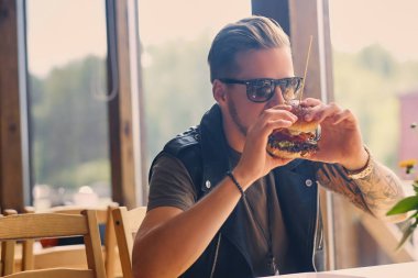 Adam bir vejetaryen burger Cafe yeme