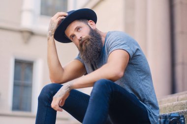 şapkalı bir sakallı adam