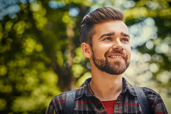 Männlicher Reisender bekleidet mit einem Fleecehemd — Stockfoto