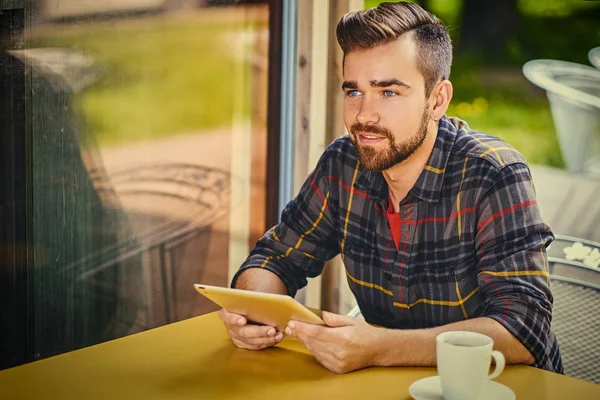 Hombre usando la tableta en un café . —  Fotos de Stock