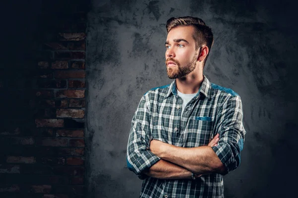 Sakallı hippi erkek çapraz kolları olan