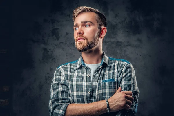 Sakallı hippi erkek çapraz kolları olan