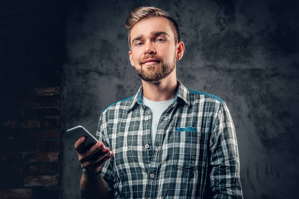 Sakallı hippi erkek akıllı telefon tutar