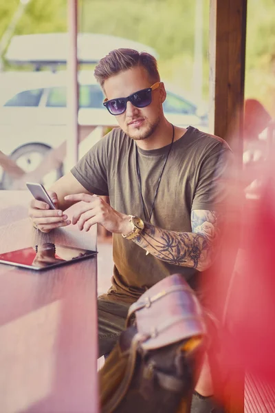 Şık erkek Smartphone kapalı kullanma