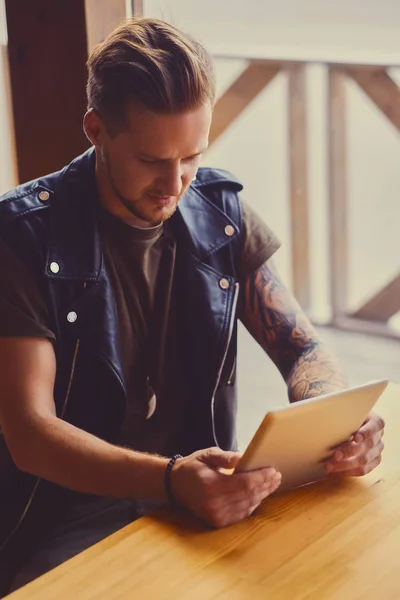 Attractive guy using a tablet PC — Stock Photo, Image