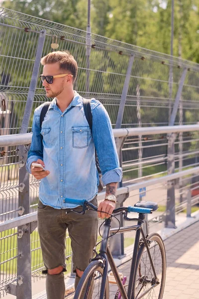 Ciclista usando smartphone — Foto de Stock