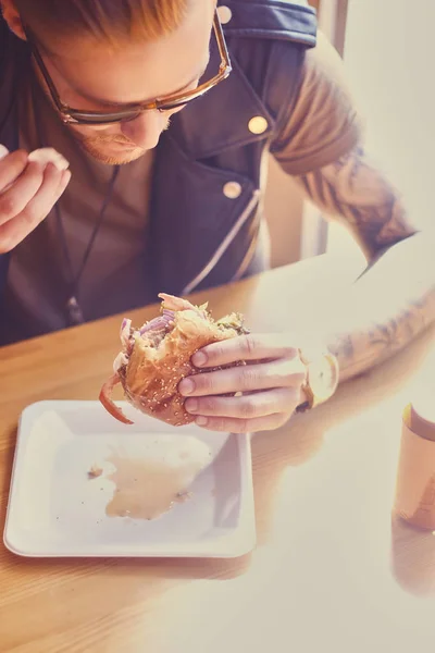 Hipster avec hamburger végétalien — Photo