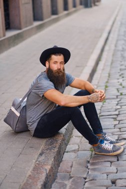 Sakallı hippi tam vücut görüntü  