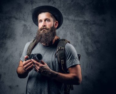 Dövmeli erkek şapka içinde sakallı 