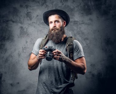 Sakallı fotoğrafçı kompakt kamera tutan