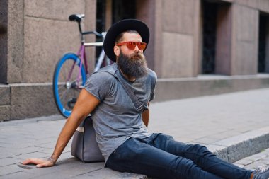 Şapkalı sakallı dövmeli adam 