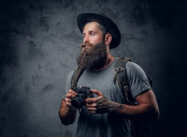 Sakallı fotoğrafçı kompakt kamera tutan