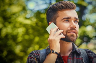 Sakallı erkek Smartphone kullanarak 