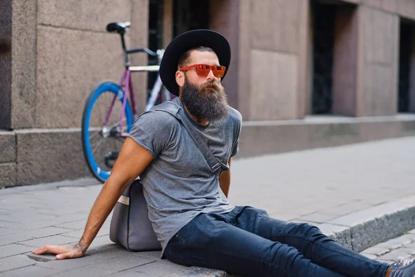 Бородатий татуйований чоловік в капелюсі — стокове фото