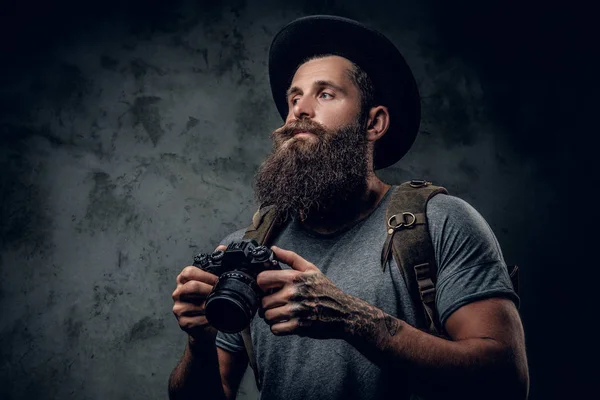 Fotógrafo barbudo segura câmera compacta — Fotografia de Stock