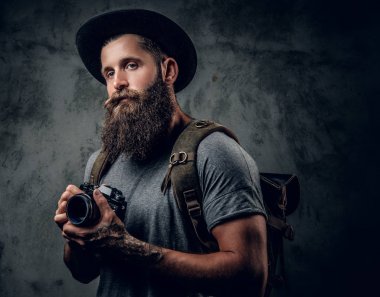 Fotoğrafçı kompakt kamera tutan