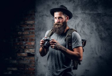 Fotoğrafçı kompakt kamera tutan