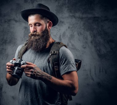 Fotoğrafçı kompakt kamera tutan