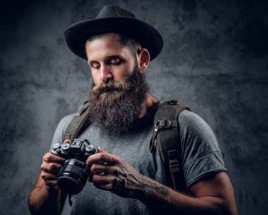 Fotoğrafçı kompakt kamera tutan