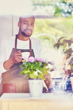 Siyah kahve satıcı sakallı