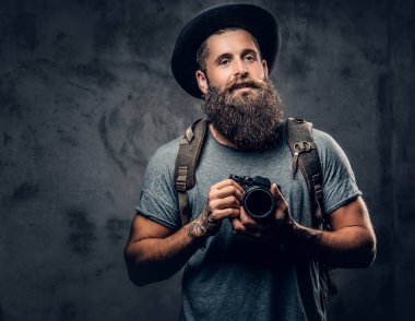 Sakallı dövmeli fotoğrafçı