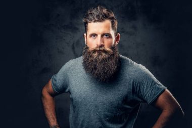 Acımasız sakallı erkek