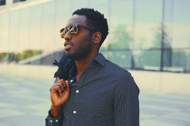 Şık siyah Amerikalı erkek 