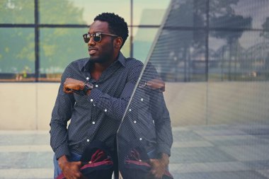 Şık siyah Amerikalı erkek 