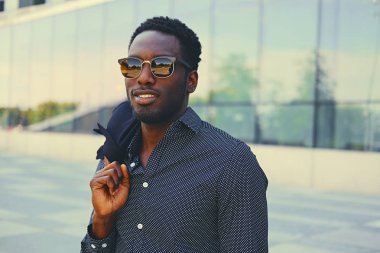 Şık siyah Amerikalı erkek 