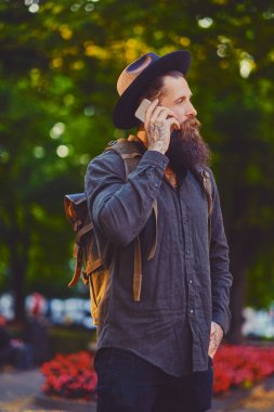 Gezgin bir smartphone kullanarak erkek 