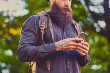 Bir parkta bir smartphone kullanarak erkek