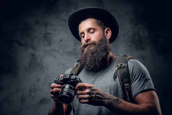 Fotógrafo sostiene cámara compacta — Foto de Stock