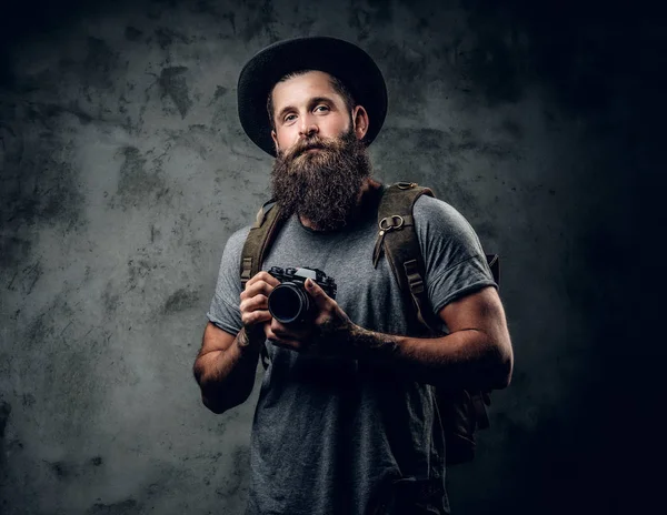 Sakallı dövmeli fotoğrafçı